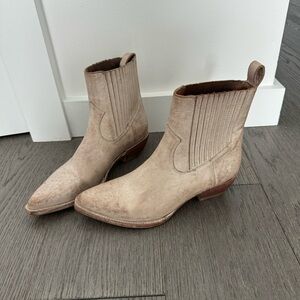 Frye Sacha Chelsea Boots cream